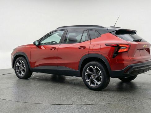 Used 2025 Chevrolet Trax LT w/ LT Convenience Package FWD image 6