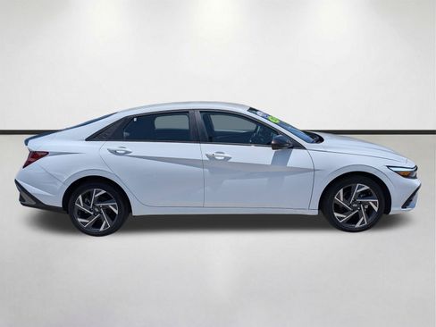 Used 2025 Hyundai Elantra SEL FWD image 3