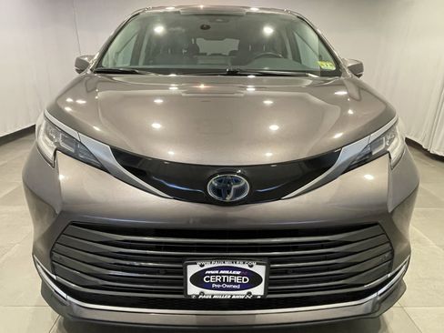 Used 2021 Toyota Sienna Limited AWD/4WD image 2