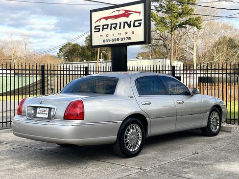 Used 2006 Lincoln Town Car Signature Limited image 7
