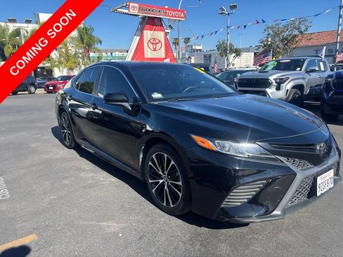 Used 2018 Toyota Camry SE FWD image 1