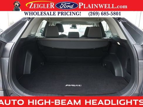 Used 2022 Toyota RAV4 XLE image 10