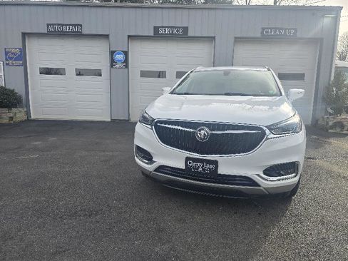 Used 2020 Buick Enclave Essence image 2