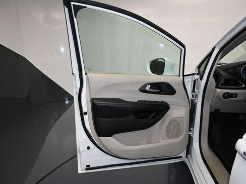 Used 2020 Chrysler Pacifica Limited image 11