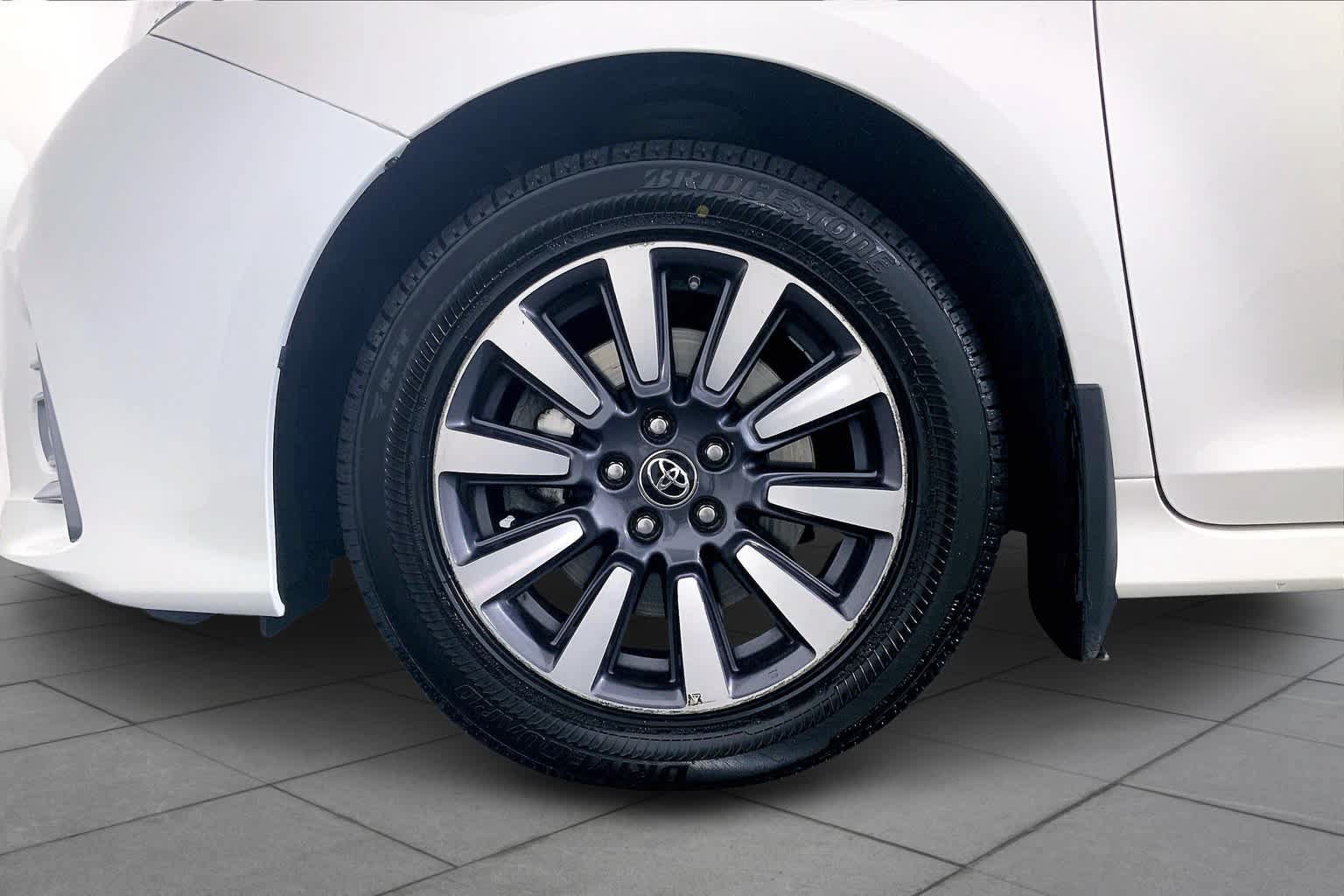 Used 2018 Toyota Sienna XLE Premium w/ Outdoor Package AWD/4WD image 11