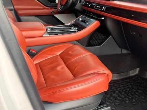 Used 2025 Lincoln Aviator Reserve w/ Equipment Group 201A AWD/4WD image 11