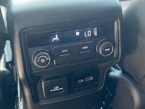 Used 2023 GMC Acadia SLT AWD/4WD image 26