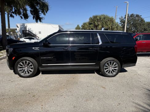 Used 2021 GMC Yukon XL Denali w/ Denali Premium Package image 4