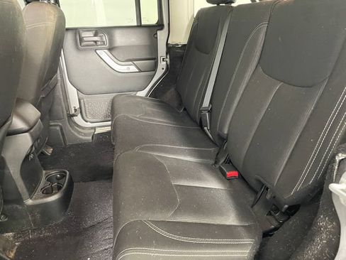 Used 2018 Jeep Wrangler Unlimited Sahara w/ Connectivity Group AWD/4WD image 11
