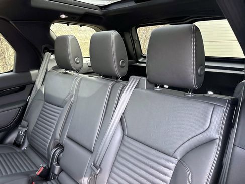 Used 2025 Land Rover Discovery S AWD/4WD image 23