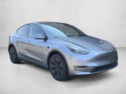 Used 2024 Tesla Model Y Long Range AWD/4WD image 3