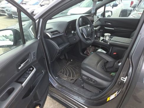 Used 2025 Toyota Sienna Platinum AWD/4WD image 6