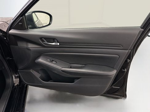 Used 2025 Nissan Altima 2.5 SV FWD image 32