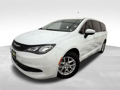 Used 2023 Chrysler Voyager LX image 1