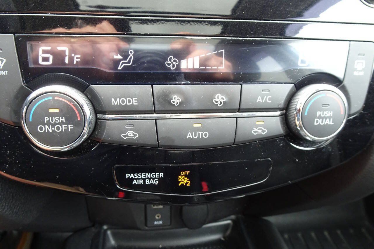 Used 2016 Nissan Rogue SV w/ SV Premium Package AWD/4WD image 27