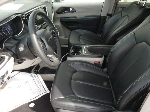 Used 2024 Chrysler Pacifica Touring-L FWD image 5