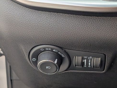 Used 2023 Jeep Compass Latitude image 29