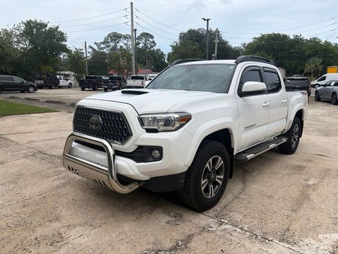 Used 2019 Toyota Tacoma TRD Sport AWD/4WD image 2