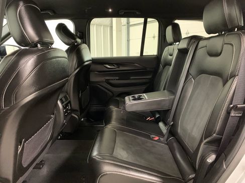 Used 2025 Jeep Grand Cherokee Altitude AWD/4WD image 17