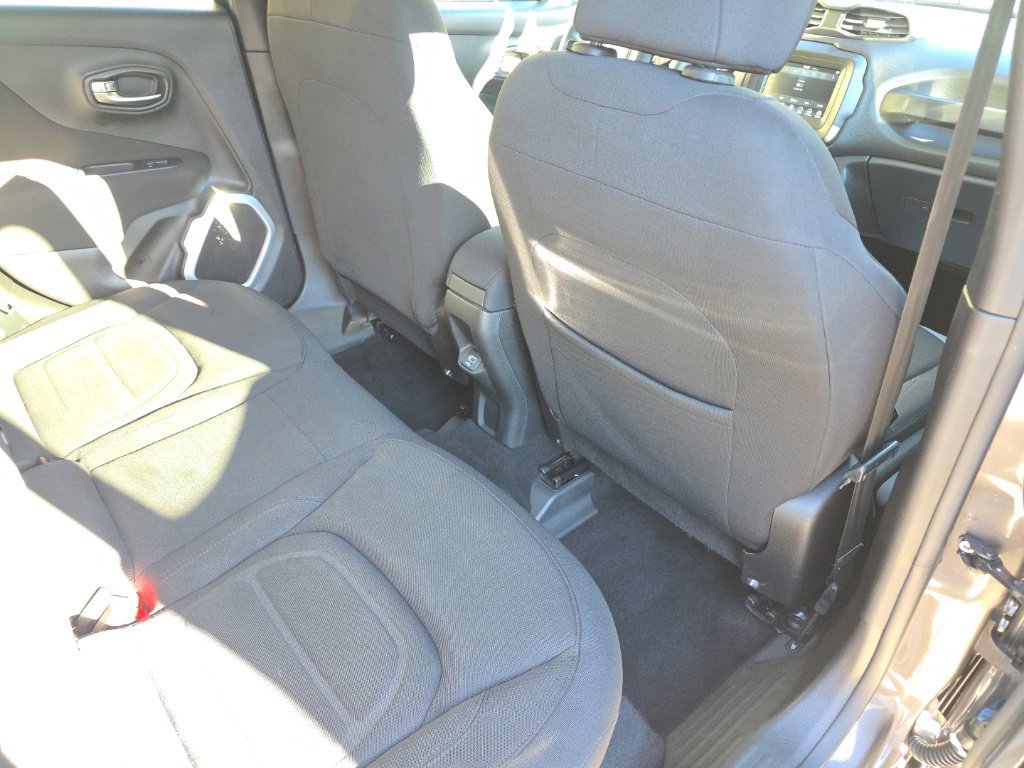 Used 2018 Jeep Renegade Latitude AWD/4WD image 17