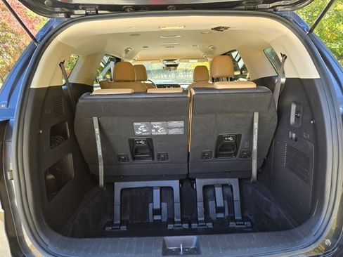 Used 2024 Kia Carnival LX image 7