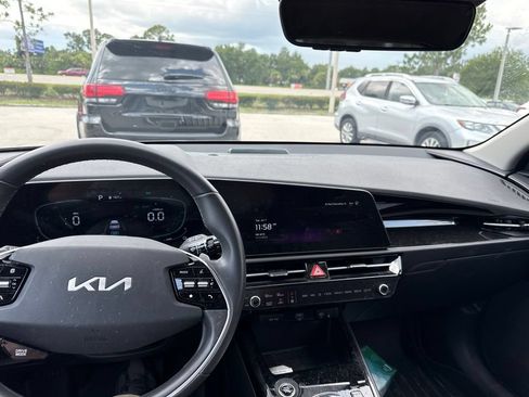 Certified 2024 Kia Niro EX FWD image 4