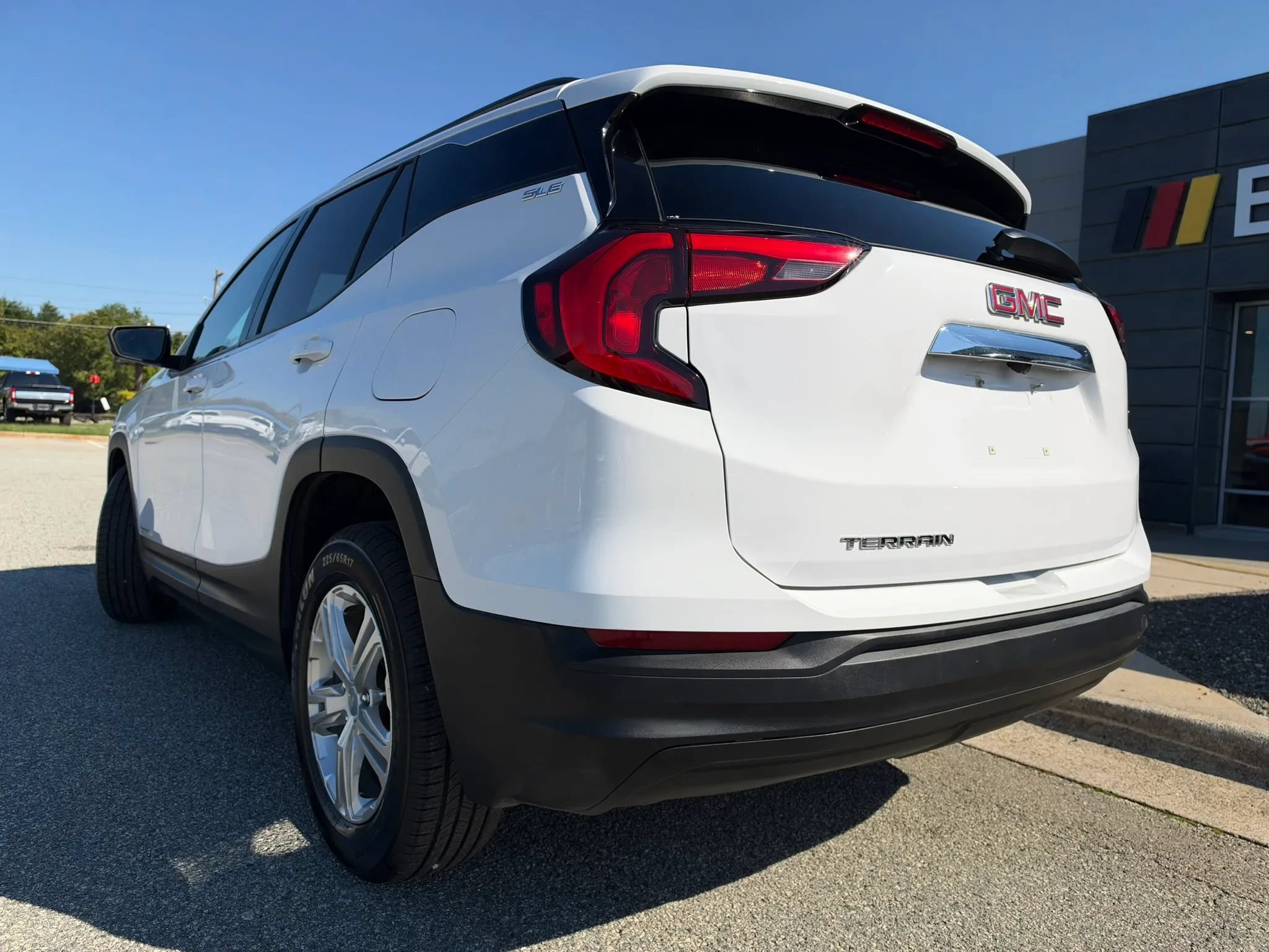 Used 2020 GMC Terrain SLE w/ Driver Convenience Package FWD image 3