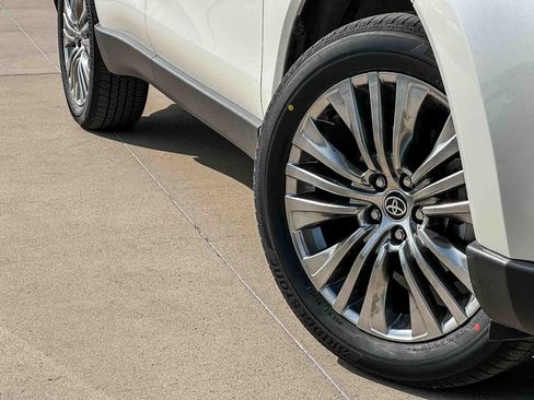 Used 2021 Toyota Venza Limited w/ Advanced Technology Package AWD/4WD image 9