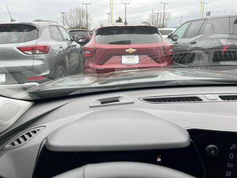 Used 2025 Chevrolet Trax LT w/ LT Convenience Package image 33