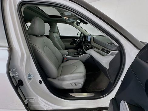 Used 2026 Toyota Highlander XLE image 30
