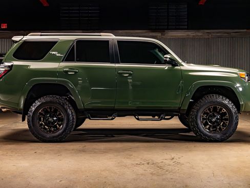 Used 2022 Toyota 4Runner TRD Off-Road Premium w/ Moonroof Package AWD/4WD image 10