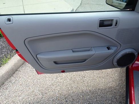 Used 2006 Ford Mustang Premium image 9