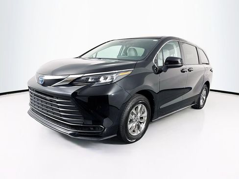 Used 2024 Toyota Sienna LE image 3
