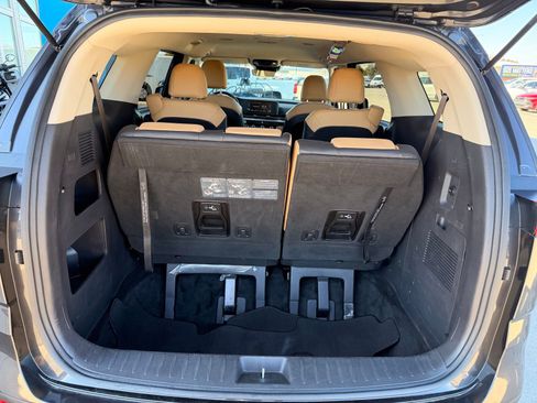 Used 2024 Kia Carnival LX image 39
