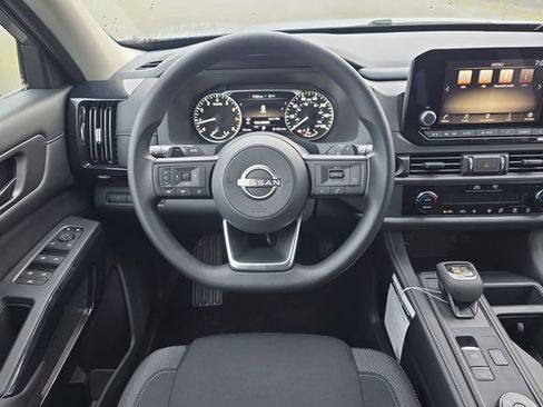 Used 2025 Nissan Pathfinder S image 15