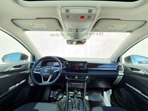 Certified 2025 Volkswagen Taos SE image 6