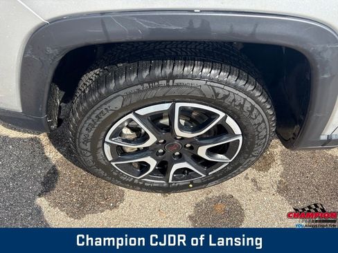 Used 2025 Jeep Compass Trailhawk AWD/4WD image 2