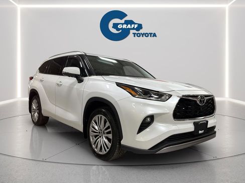 Used 2023 Toyota Highlander Platinum image 11