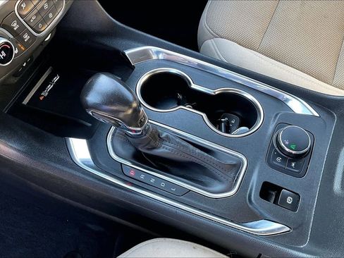 Used 2022 Chevrolet Traverse LT image 16