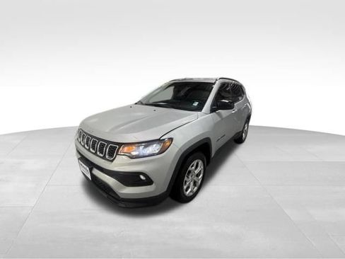 Used 2024 Jeep Compass Latitude AWD/4WD image 2