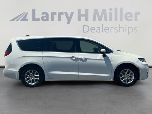 Used 2023 Chrysler Pacifica Touring-L FWD image 6