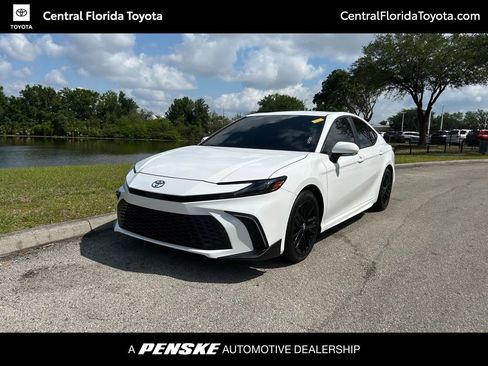 Used 2025 Toyota Camry SE w/ Convenience Package FWD image 1