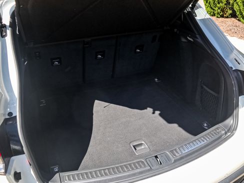 Used 2024 Porsche Macan image 32