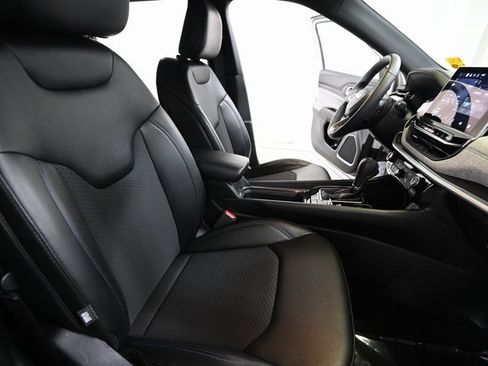 Used 2024 Jeep Compass Latitude image 25