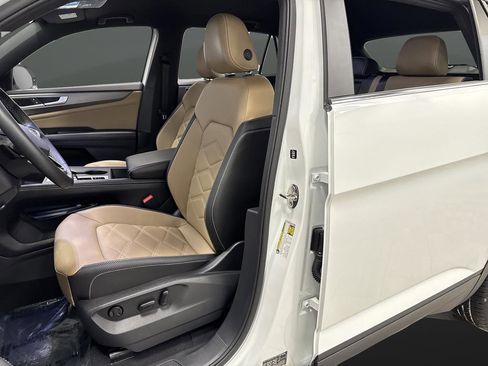 Used 2025 Volkswagen Atlas Cross Sport SE FWD image 4