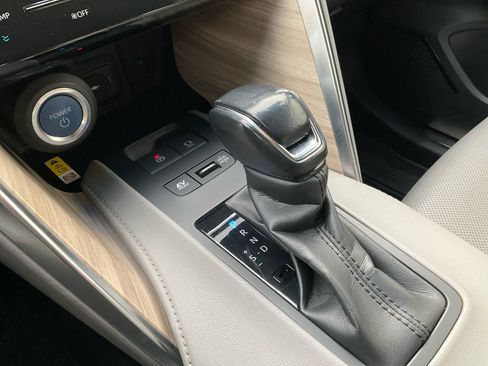 Used 2021 Toyota Venza Limited image 29