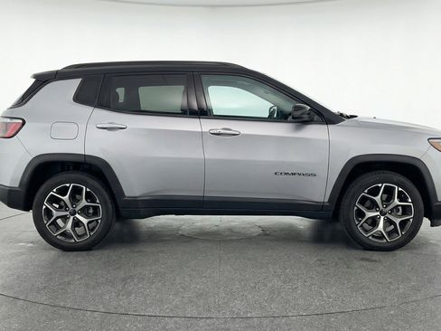 Used 2025 Jeep Compass Limited image 11