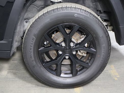 Used 2025 Jeep Grand Cherokee Altitude AWD/4WD image 38