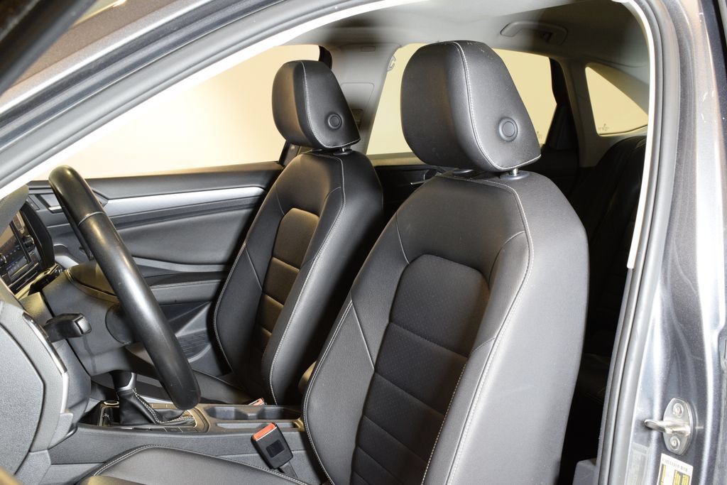 Used 2024 Volkswagen Jetta SE FWD image 3