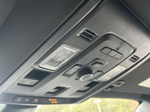 Used 2022 GMC Yukon SLT w/ SLT Premium Package image 28